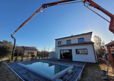 Création d'une piscine avec terrasse